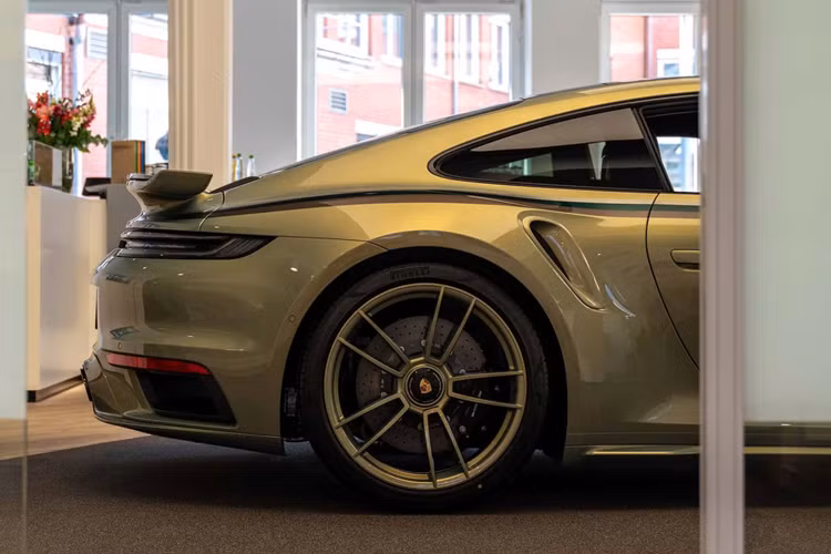 Porsche đã chế tạo những chiếc xe được cá nhân hóa cho khách hàng trong nhiều thập kỷ và tiếp tục mở rộng các lựa chọn thông qua Porsche Exclusive Manufaktur.