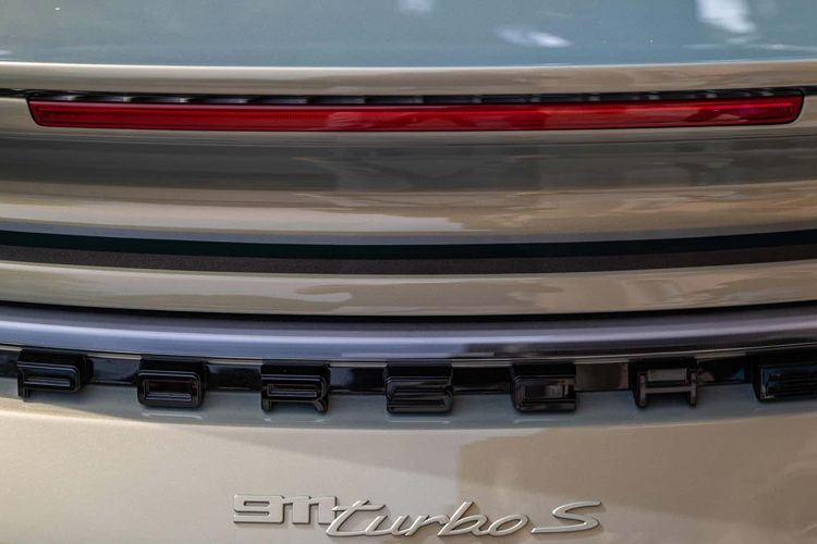 Xe được trang bị bộ ghế da màu đen có các chi tiết màu Slate Grey, Agave Green và Island Green, đồng thời nắp bảng điều khiển trung tâm được đính bảng mang tên hiệu Sonderwunsch mà Porsche cũng đặt trên cửa sổ phía sau bên người lái.