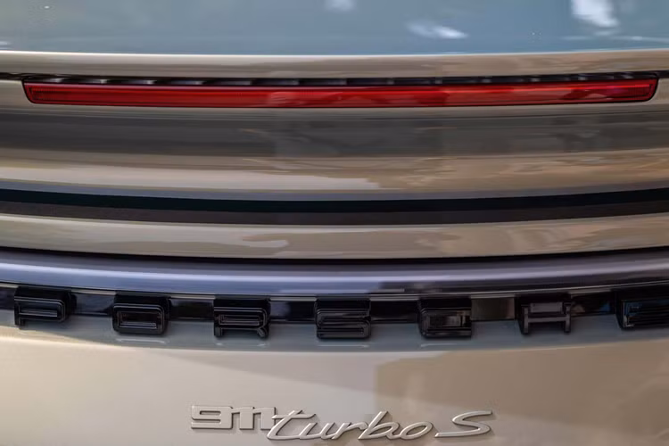 Xe được trang bị bộ ghế da màu đen có các chi tiết màu Slate Grey, Agave Green và Island Green, đồng thời nắp bảng điều khiển trung tâm được đính bảng mang tên hiệu Sonderwunsch mà Porsche cũng đặt trên cửa sổ phía sau bên người lái.