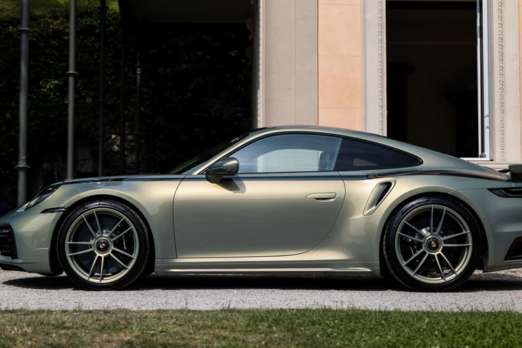 Đội ngũ sản xuất đã hoàn thiện chiếc xe này bằng màu sơn Urban Bamboo “Chromaflair” có chứa các sắc tố mỏng ở lớp phủ ngoài cho phép mọi người nhìn thấy các sắc thái màu khác nhau tùy thuộc vào ánh sáng và góc nhìn.