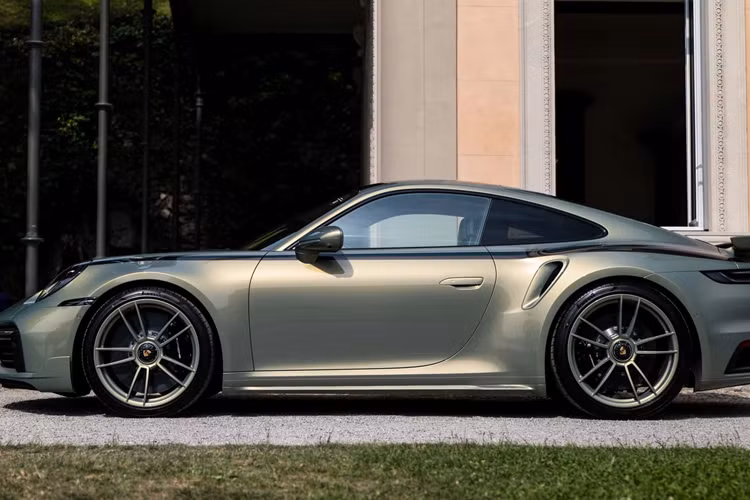 Đội ngũ sản xuất đã hoàn thiện chiếc xe này bằng màu sơn Urban Bamboo “Chromaflair” có chứa các sắc tố mỏng ở lớp phủ ngoài cho phép mọi người nhìn thấy các sắc thái màu khác nhau tùy thuộc vào ánh sáng và góc nhìn.