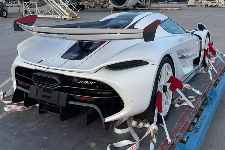 Các đại gia mua xe Koenigsegg Jesko chính hãng phải bắt đầu từ mức giá bán 2,8 triệu đô la chưa có tùy chọn, nếu khách hàng chọn đầy đủ cấu hình cho Koenigsegg Jesko, mức giá đắt nhất phải bỏ ra có thể trên 3,5 triệu đô la.