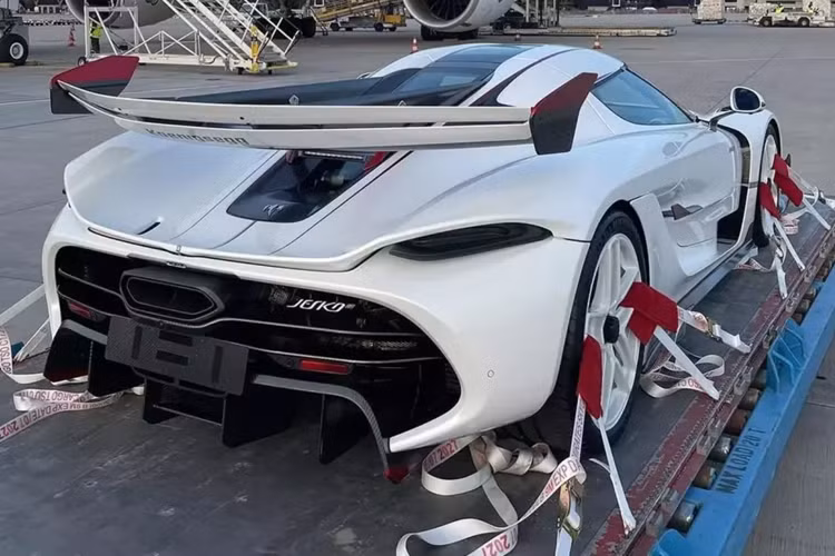 Các đại gia mua xe Koenigsegg Jesko chính hãng phải bắt đầu từ mức giá bán 2,8 triệu đô la chưa có tùy chọn, nếu khách hàng chọn đầy đủ cấu hình cho Koenigsegg Jesko, mức giá đắt nhất phải bỏ ra có thể trên 3,5 triệu đô la.