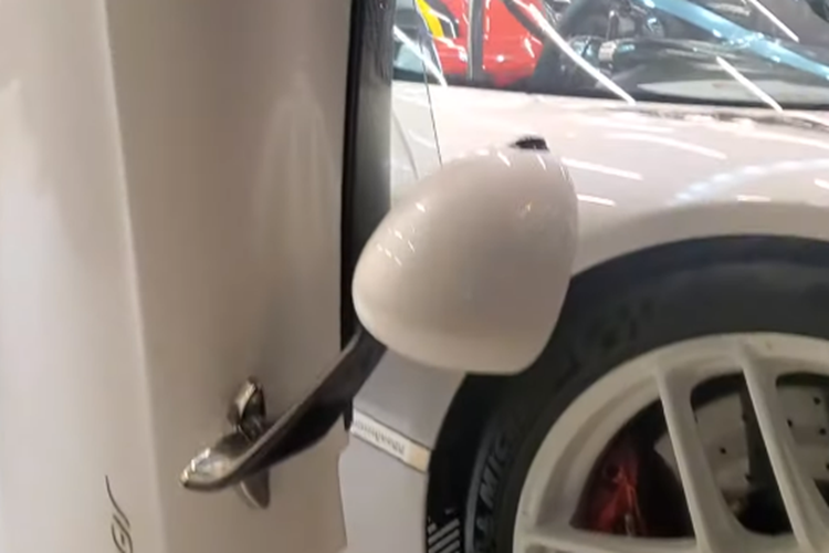 Siêu phẩm như Koenigsegg Jesko chỉ được sản xuất giới hạn 125 xe trên toàn cầu, thậm chí, siêu xe này gần như cháy hàng, chỉ có thể mua lại của các đại lý có suất sẵn từ trước, nhưng chắc chắn, giá bán sẽ không hề rẻ.