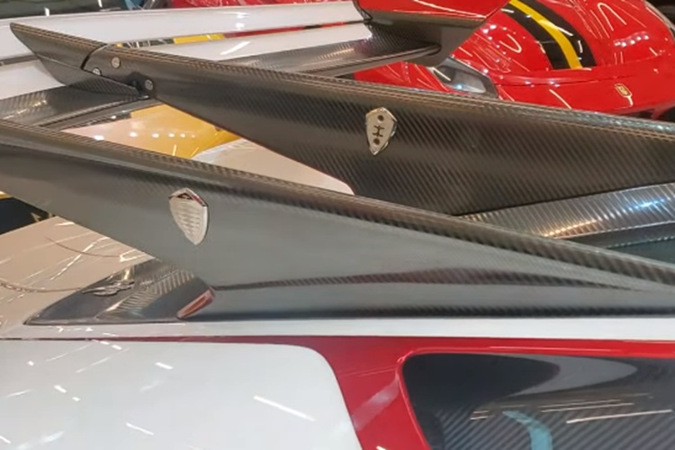 Toàn bộ sức mạnh của xe Koenigsegg Jesko sẽ được truyền đến hộp số 9 cấp mới có tên gọi Lightning Speed Transmission, nhờ đó, siêu phẩm này có thể tăng tốc từ vị trí xuất phát lên 100 km/h chỉ 2,5 giây trước khi lao đến con số tốc độ tối đa khủng khiếp lên đến 482 km/h.