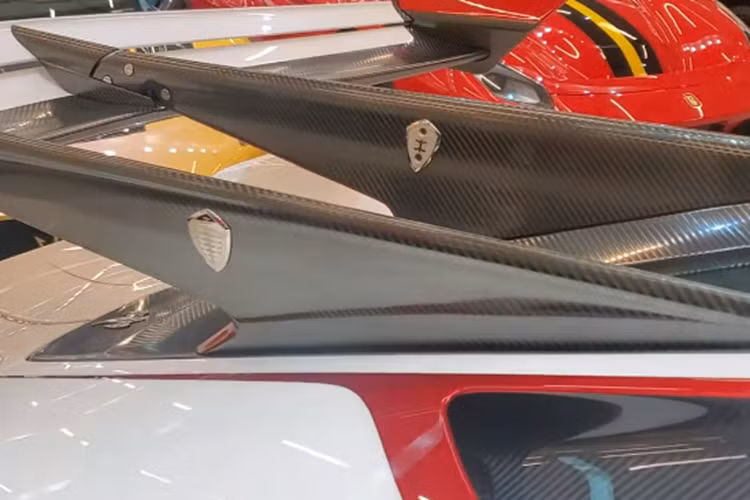 Toàn bộ sức mạnh của xe Koenigsegg Jesko sẽ được truyền đến hộp số 9 cấp mới có tên gọi Lightning Speed Transmission, nhờ đó, siêu phẩm này có thể tăng tốc từ vị trí xuất phát lên 100 km/h chỉ 2,5 giây trước khi lao đến con số tốc độ tối đa khủng khiếp lên đến 482 km/h.