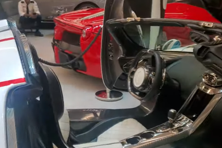 Siêu xe megcar Koenigsegg Jesko chỉ sử dụng khối động cơ xăng V8, tăng áp kép, dung tích 5.0 lít nhưng lại sản sinh ra công suất tối đa lên đến 1.603 mã lực nếu như chủ nhân đổ xăng nhiên liệu sinh học E85, còn nếu đổ xăng A98, công suất tối đa của Koenigsegg Jesko chỉ là 1.281 mã lực. Mô-men xoắn cực đại của Koenigsegg Jesko là 1.500 Nm.