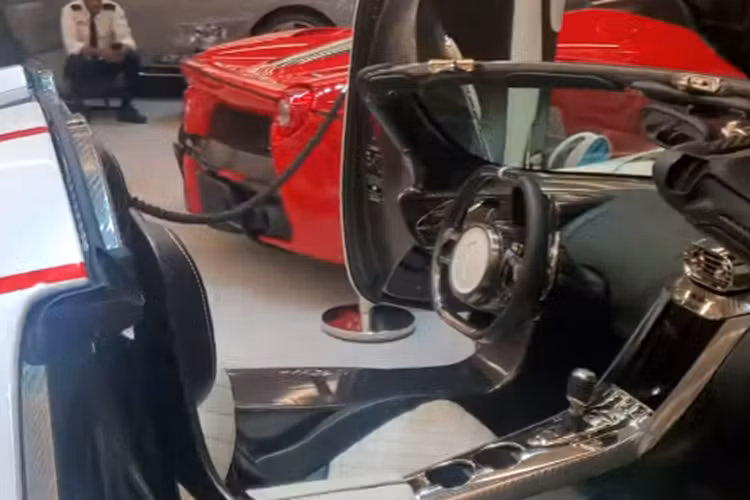 Siêu xe megcar Koenigsegg Jesko chỉ sử dụng khối động cơ xăng V8, tăng áp kép, dung tích 5.0 lít nhưng lại sản sinh ra công suất tối đa lên đến 1.603 mã lực nếu như chủ nhân đổ xăng nhiên liệu sinh học E85, còn nếu đổ xăng A98, công suất tối đa của Koenigsegg Jesko chỉ là 1.281 mã lực. Mô-men xoắn cực đại của Koenigsegg Jesko là 1.500 Nm.