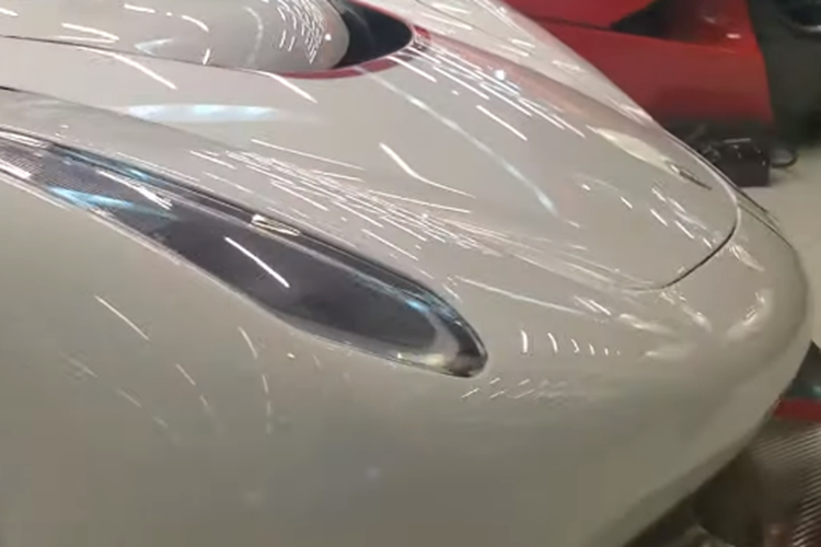 Tuy nhiên, theo thông tin chúng tôi có được, đích đến của chiếc xe Koenigsegg Jesko màu trắng này là 1 đất nước Trung Đông, như vậy, nhiều khả năng xe sẽ về showroom siêu xe nào đó, và nếu đại gia Việt thực sự muốn mua, chỉ còn đúng phương án nhập về Campuchia, như khách ông Hoàng Kim Khánh làm.