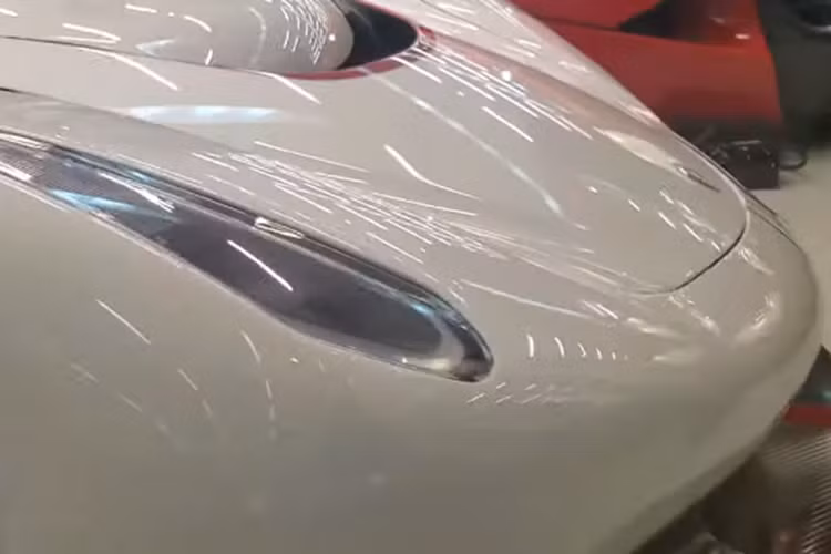 Tuy nhiên, theo thông tin chúng tôi có được, đích đến của chiếc xe Koenigsegg Jesko màu trắng này là 1 đất nước Trung Đông, như vậy, nhiều khả năng xe sẽ về showroom siêu xe nào đó, và nếu đại gia Việt thực sự muốn mua, chỉ còn đúng phương án nhập về Campuchia, như khách ông Hoàng Kim Khánh làm.