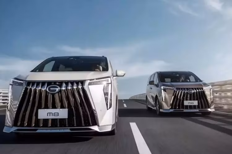 GAC là tập đoàn xe Trung Quốc mới ra mắt thị trường Việt Nam vào hồi tháng 8/2024. Hiện GAC đang bán 3 mẫu xe ở Việt Nam, bao gồm M6 Pro, M8 và GS8. Nếu như GAC M6 Pro là MPV cỡ trung thì M8 là MPV cỡ lớn và GS8 là SUV cỡ lớn. So với M6 Pro, GAC M8 và GS8 có giá cao hơn đáng kể. Giá bán của hai mẫu xe này lần lượt là 1,699 - 2,199 tỷ đồng và 1,269 - 1,369 tỷ đồng.