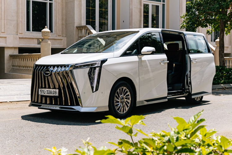 Xe có 3 chế độ lái, gồm Eco, Comfort và Sport. Trong khi đó, GAC M8 sở hữu ngoại hình ấn tượng theo phong cách " chuyên cơ mặt đất" Toyota Alphard. Xe sở hữu mâm hợp kim 18 inch, cửa lùa chỉnh điện bên sườn, ghế bọc da chỉnh điện 12 hướng, 2 ghế thương gia ở hàng ghế giữa với tính năng làm mát/sưởi/massage 10 điểm