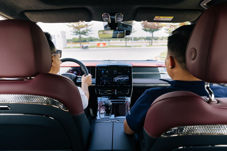 GAC M6 Pro tại Việt Nam có những trang bị đáng chú ý như hệ thống đèn LED, vành 18 inch, ghế bọc da, ghế lái chỉnh điện 6 hướng, bảng đồng hồ kỹ thuật số 7 inch, màn hình cảm ứng trung tâm 10,25 inch, điều hòa tự động 2 vùng độc lập, 7 cổng sạc, hơn 20 ngăn chứa đồ ở 3 hàng ghế, phanh tay điện tử, tự động giữ phanh tạm thời, cửa sổ trời toàn cảnh đóng/mở bằng nút bấm với chức năng chống kẹt, chìa khóa thông minh và khởi động từ xa.