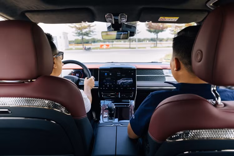 GAC M6 Pro tại Việt Nam có những trang bị đáng chú ý như hệ thống đèn LED, vành 18 inch, ghế bọc da, ghế lái chỉnh điện 6 hướng, bảng đồng hồ kỹ thuật số 7 inch, màn hình cảm ứng trung tâm 10,25 inch, điều hòa tự động 2 vùng độc lập, 7 cổng sạc, hơn 20 ngăn chứa đồ ở 3 hàng ghế, phanh tay điện tử, tự động giữ phanh tạm thời, cửa sổ trời toàn cảnh đóng/mở bằng nút bấm với chức năng chống kẹt, chìa khóa thông minh và khởi động từ xa.