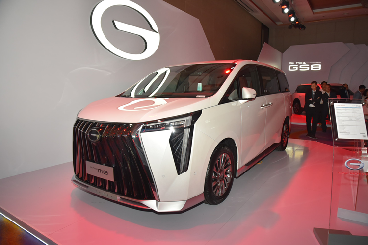 Cuối cùng là GAC GS8 với ngoại hình bề thế, mâm hợp kim 19 inch, nội thất 7 chỗ ngồi, ghế bọc da, ghế lái chỉnh điện 6 hướng, bảng đồng hồ kỹ thuật số 12,3 inch, màn hình cảm ứng trung tâm 14,6 inch, hỗ trợ kết nối Apple CarPlay/Android Auto, hệ thống âm thanh 8 loa, điều hòa tự động 3 vùng độc lập, đèn viền trang trí nội thất đa sắc và cửa sổ trời toàn cảnh.