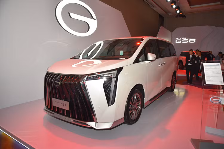 Cuối cùng là GAC GS8 với ngoại hình bề thế, mâm hợp kim 19 inch, nội thất 7 chỗ ngồi, ghế bọc da, ghế lái chỉnh điện 6 hướng, bảng đồng hồ kỹ thuật số 12,3 inch, màn hình cảm ứng trung tâm 14,6 inch, hỗ trợ kết nối Apple CarPlay/Android Auto, hệ thống âm thanh 8 loa, điều hòa tự động 3 vùng độc lập, đèn viền trang trí nội thất đa sắc và cửa sổ trời toàn cảnh.