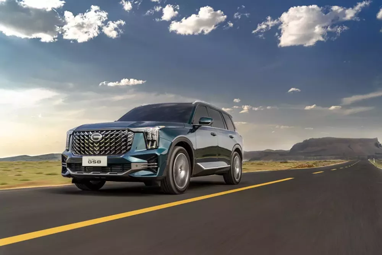 Cả GAC M8 và GS8 đều dùng động cơ xăng 4 xi-lanh, tăng áp, dung tích 2.0L, sản sinh công suất tối đa 248 mã lực cùng mô-men xoắn cực đại 400 Nm. Động cơ đi kèm với hộp số tự động Aisin 8 cấp và hệ dẫn động cầu trước.