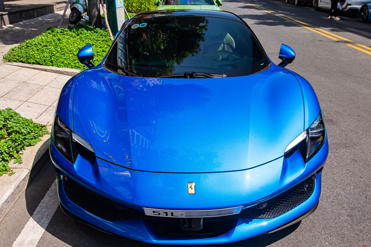 Nhờ vào hệ truyền động plug-in hybrid, siêu xe mui trần Ferrari 296 GTS có tổng công suất là 818 mã lực cùng mô-men xoắn cực đại 740 Nm. Động cơ này cho phép xe tăng tốc từ vị trí xuất phát lên 100 km/h chỉ trong thời gian 2,9 giây trước khi đạt vận tốc tối đa 330 km/h.