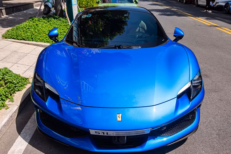 Nhờ vào hệ truyền động plug-in hybrid, siêu xe mui trần Ferrari 296 GTS có tổng công suất là 818 mã lực cùng mô-men xoắn cực đại 740 Nm. Động cơ này cho phép xe tăng tốc từ vị trí xuất phát lên 100 km/h chỉ trong thời gian 2,9 giây trước khi đạt vận tốc tối đa 330 km/h.