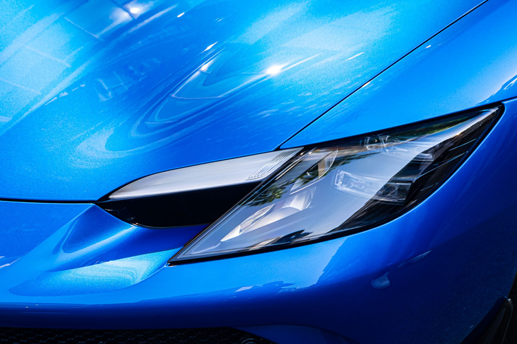 Ngoài ra, động cơ điện được lắp đặt giữa động cơ đốt trong và hộp số 8 cấp giúp phiên bản mui trần của Ferrari 296 GTB có thêm công suất tối đa 164 mã lực và mô-men xoắn cực đại 315 Nm.