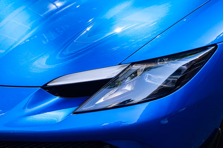 Ngoài ra, động cơ điện được lắp đặt giữa động cơ đốt trong và hộp số 8 cấp giúp phiên bản mui trần của Ferrari 296 GTB có thêm công suất tối đa 164 mã lực và mô-men xoắn cực đại 315 Nm.