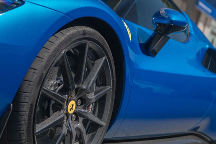 Siêu xe mui trần Ferrari 296 GTS được trang bị khối động cơ xăng V6, dung tích 2.9 lít, tăng áp, có công suất tối đa 654 mã lực và mô-men xoắn cực đại 425 Nm.