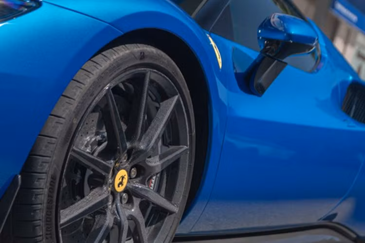 Siêu xe mui trần Ferrari 296 GTS được trang bị khối động cơ xăng V6, dung tích 2.9 lít, tăng áp, có công suất tối đa 654 mã lực và mô-men xoắn cực đại 425 Nm.