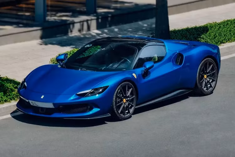 Ngoại thất xe có màu xanh dương, cùng khá nhiều chi tiết được sơn đen hay là carbon. Bộ mâm đa chấu kép hoàn toàn làm từ sợi carbon, rất đắt tiền, và tất nhiên là tạo ra sự khác biệt rất lớn so với xe Ferrari 296 GTS đầu tiên.