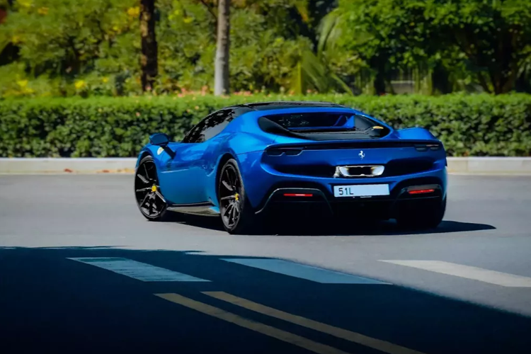 Ferrari 296 GTS vẫn thừa hưởng sức mạnh như siêu xe Ferrari 296 GTB nhưng lại có lợi thế ở việc phần mui xe có thể dễ dàng đóng hoặc mở trong thời gian 14 giây.