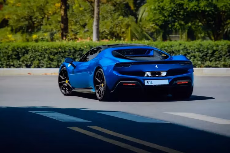 Ferrari 296 GTS vẫn thừa hưởng sức mạnh như siêu xe Ferrari 296 GTB nhưng lại có lợi thế ở việc phần mui xe có thể dễ dàng đóng hoặc mở trong thời gian 14 giây.