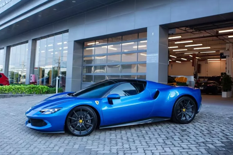 Quá trình đóng/mở mui xe Ferrari 296 GTS khá tiện lợi vì hãng xe Ý đã tích hợp vào bảng điều khiển trung tâm thêm nút đóng/mở mui cùng đúng nâng/hạ cửa sổ nhỏ.