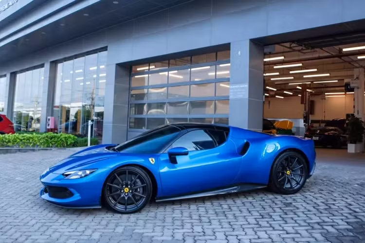 Quá trình đóng/mở mui xe Ferrari 296 GTS khá tiện lợi vì hãng xe Ý đã tích hợp vào bảng điều khiển trung tâm thêm nút đóng/mở mui cùng đúng nâng/hạ cửa sổ nhỏ.