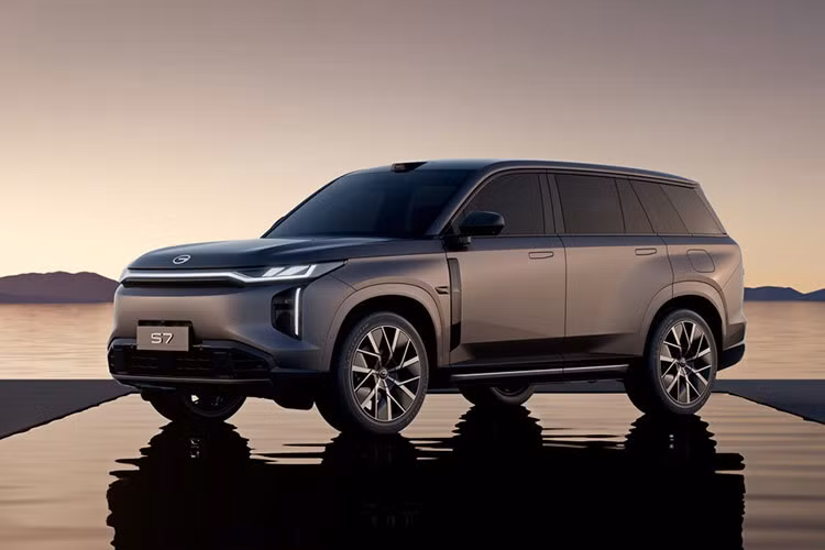 Snapdragon 8295 SOC từ Qualcomm cung cấp năng lượng cho hệ thống thông tin giải trí của Trumpchi S7. GAC Trumpchi S7 sẽ gia nhập thị trường Trung Quốc vào nửa đầu năm 2025. Mức giá xe GAC Trumpchi S7 2025 vẫn chưa được tiết lộ.