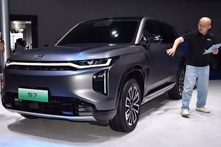 Về ngoại hình, phần đầu Trumpchi S7 được trang bị dải đèn dài 2.618 mét, được sản xuất thông qua phương pháp đúc phun hai màu. Nó có 2.248 thành phần đèn LED. "Đèn pha cảm xúc AI" có thể cài đặt sẵn tám ngôn ngữ ánh sáng và người lái xe có thể tùy chỉnh ngôn ngữ ánh sáng theo tình huống và tâm trạng.