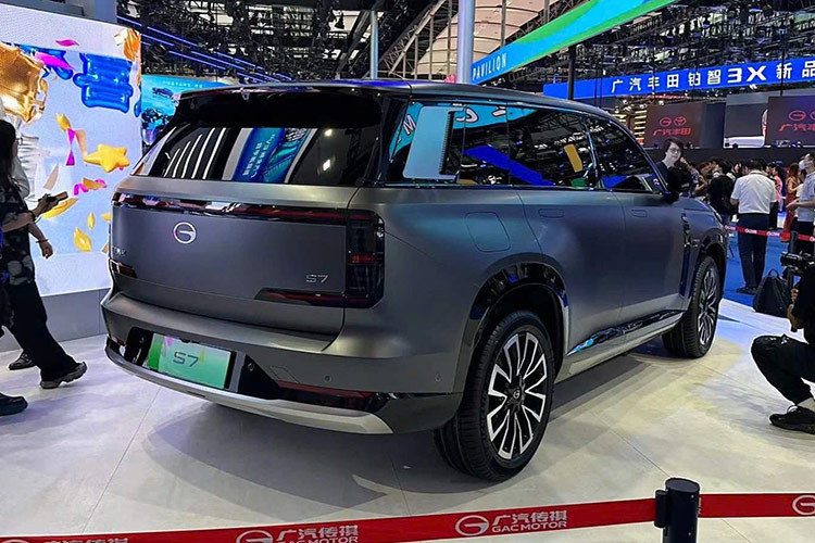 Theo đại diện của Trumpchi, ở phía sau, xe sử dụng đèn hậu lấy cảm hứng từ cực quang ở Mohe, tỉnh Hắc Long Giang. GAC Trumpchi S7 sử dụng tay nắm cửa ẩn, cảm biến LiDAR trên nóc xe và trụ D nghiêng. Chiều cao của Trumpchi S7 đạt 1.780 mm. Khoảng sáng gầm xe là 200 mm.