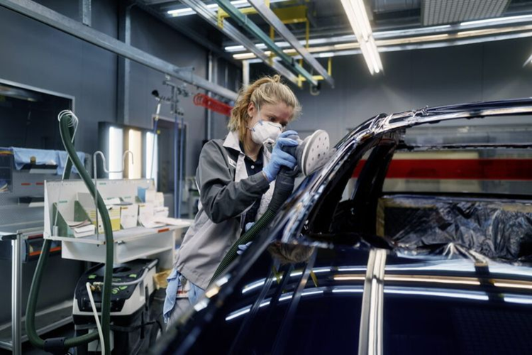 Bên cạnh đó, mặt taplo, bệ tỳ tay và nhiều bề mặt khác trên chiếc Maybach này được ốp gỗ óc chó, đi kèm đường viền crom lấy cảm hứng từ boong tàu.