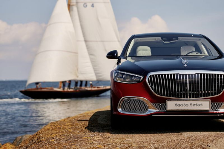 Chiếc Mercedes-Maybach S680 bản đặc biệt này có ngoại thất phối hai tông màu gồm xanh lam ánh kim Nautical Blue Metallic ở phía trên và đỏ Patagonia ở phía dưới. Ngăn cách giữa hai mảng màu nổi bật này là một đường kẻ trắng Opalite Metallic được lấy cảm hứng từ màu sắc của vỏ sò.