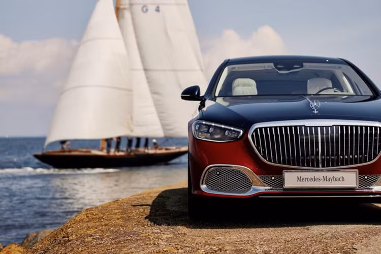 Chiếc Mercedes-Maybach S680 bản đặc biệt này có ngoại thất phối hai tông màu gồm xanh lam ánh kim Nautical Blue Metallic ở phía trên và đỏ Patagonia ở phía dưới. Ngăn cách giữa hai mảng màu nổi bật này là một đường kẻ trắng Opalite Metallic được lấy cảm hứng từ màu sắc của vỏ sò.