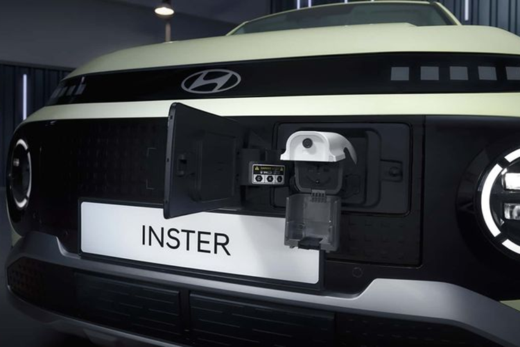 Hyundai Inster sở hữu kích thước dài x rộng x cao lần lượt là 3.825 x 1.610 x 1.575 mm và chiều dài cơ sở chỉ 2.580 mm. So với Casper, mẫu xe điện này dài hơn 230 mm, rộng hơn 15 mm và chiều dài cơ sở tăng 180 mm. Về cơ bản, Hyundai Inster có thiết kế được sao chép từ "đàn anh" Casper.