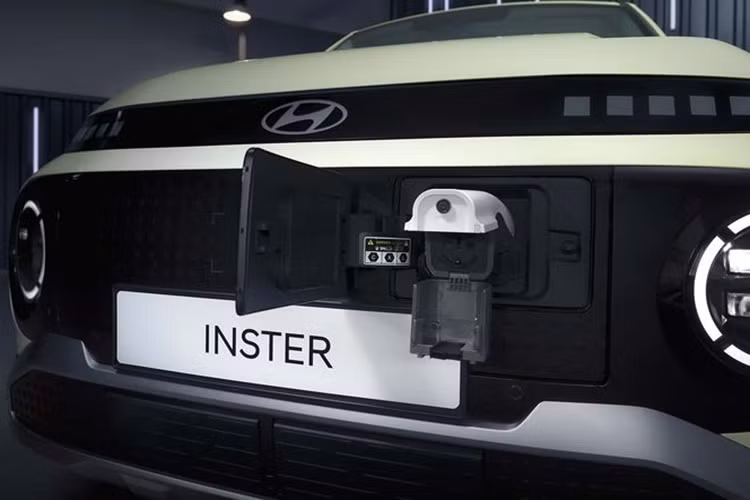 Hyundai Inster sở hữu kích thước dài x rộng x cao lần lượt là 3.825 x 1.610 x 1.575 mm và chiều dài cơ sở chỉ 2.580 mm. So với Casper, mẫu xe điện này dài hơn 230 mm, rộng hơn 15 mm và chiều dài cơ sở tăng 180 mm. Về cơ bản, Hyundai Inster có thiết kế được sao chép từ "đàn anh" Casper.