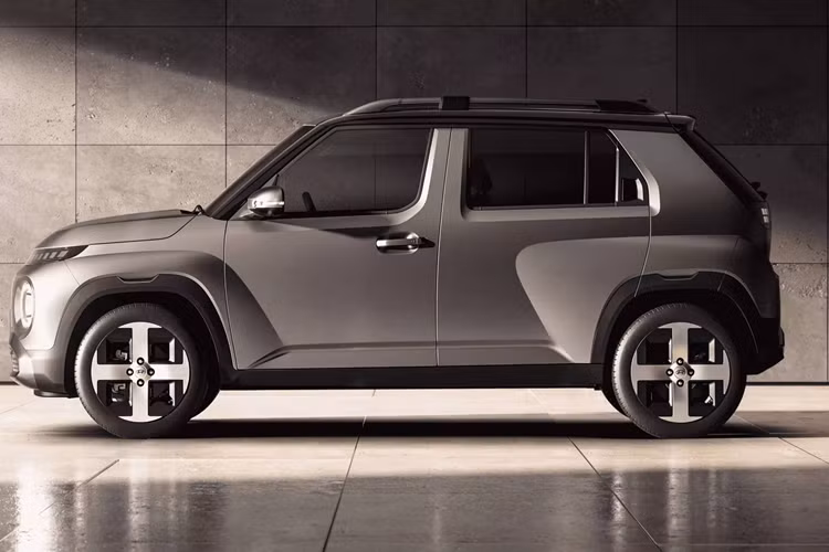 Xe sở hữu 2 màn hình có kích thước lên tới 10,25 inch, bộ sạc không dây, hệ thống đèn LED nội thất 64 màu và cửa sổ trời.