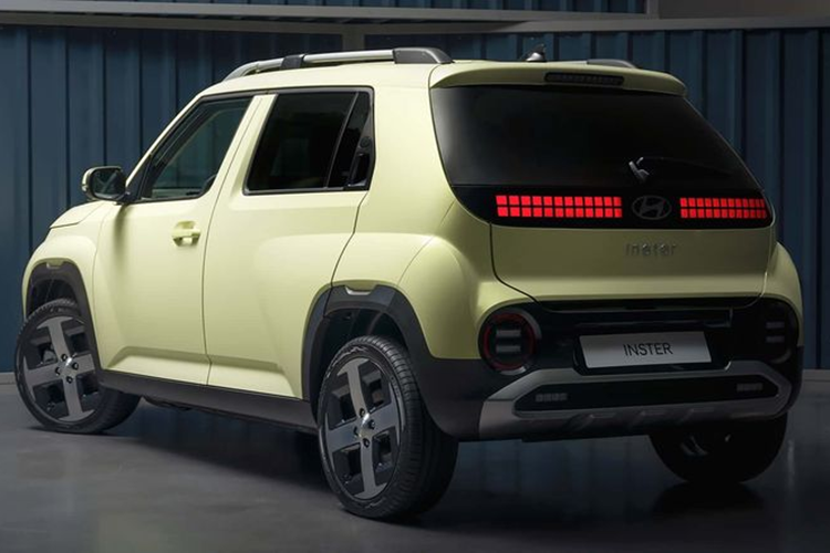 Tuy là mẫu xe phổ thông cỡ nhỏ, Hyundai Inster vẫn có công nghệ sạc nhanh DC 120 kW với thời gian nạp pin từ 10-80% chỉ trong 30 phút. Nếu dùng bộ sạc AC 11 kW thông thường, xe cần khoảng 4 tiếng để sạc đầy với phiên bản Standard và 4 tiếng 35 phút với phiên bản Long Range.