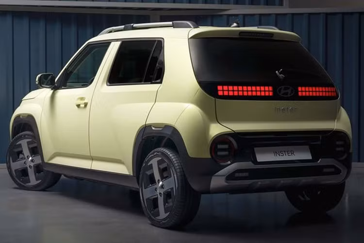 Tuy là mẫu xe phổ thông cỡ nhỏ, Hyundai Inster vẫn có công nghệ sạc nhanh DC 120 kW với thời gian nạp pin từ 10-80% chỉ trong 30 phút. Nếu dùng bộ sạc AC 11 kW thông thường, xe cần khoảng 4 tiếng để sạc đầy với phiên bản Standard và 4 tiếng 35 phút với phiên bản Long Range.