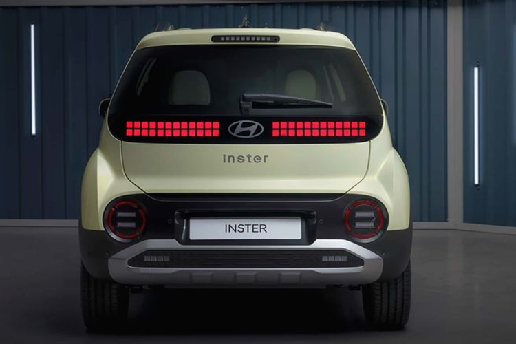 Với phiên bản Long Range, xe được trang bị mô-tơ điện mạnh hơn với công suất tối đa 113 mã lực. Cụm pin trên phiên bản này có dung lượng là 49 kWh, cung cấp tầm vận hành tối đa là 315 km.