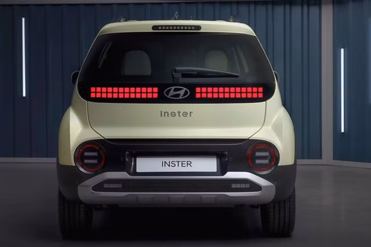 Với phiên bản Long Range, xe được trang bị mô-tơ điện mạnh hơn với công suất tối đa 113 mã lực. Cụm pin trên phiên bản này có dung lượng là 49 kWh, cung cấp tầm vận hành tối đa là 315 km.