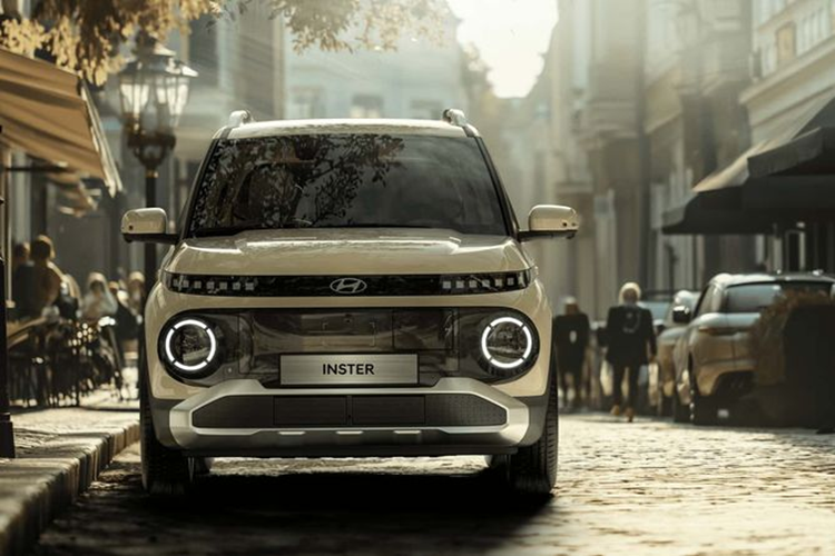 Theo Hyundai, tên gọi Inster xuất phát từ hai tính từ là "intimate" (thân thuộc) và "innovative" (đổi mới). Nhà sản xuất ô tô Hàn Quốc cho biết đây là mẫu xe nhỏ gọn và thân thiện, được sản xuất nhằm đáp ứng nhu cầu di chuyển trong đô thị.