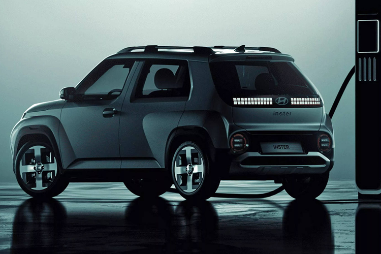 Tương tự Ioniq 5, Inster cũng sở hữu công nghệ sạc hai chiều V2L cho phép chiếc xe hoạt động như một trạm điện dự phòng, cung cấp năng lượng cho các thiết bị khác trong các trường hợp cần thiết.