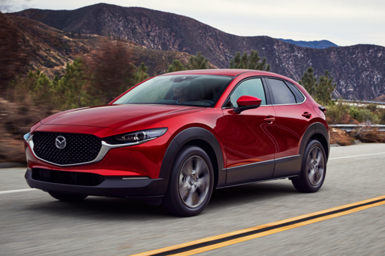 Về an toàn, Mazda CX-30 cũng sở hữu nhiều tính năng hiện đại như cảnh báo phương tiện cắt ngang phía trước (FCTA) kết hợp hỗ trợ phanh (FCBS), hỗ trợ phanh khẩn cấp phía sau (RCBS) và hệ thống giám sát người lái (DMS)…