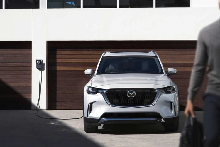 Nội thất Mazda CX-90 mang thiết kế sang trọng, được hoàn thiện bằng các loại vật liệu đắt tiền như da, gỗ và vải. Xe sở hữu đồng hồ lái dạng kỹ thuật số và màn hình giải trí trung tâm kích thước lên tới 12,3 inch, cùng với đó là màn hình HUD 10,4 inch.