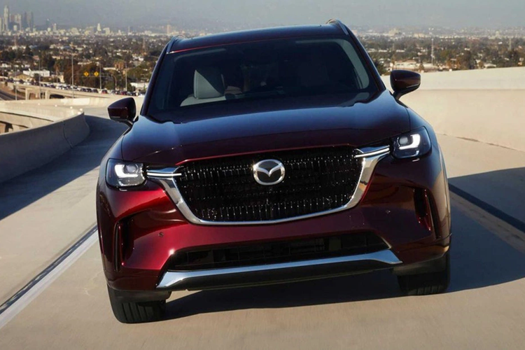 Một số trang bị tiện nghi khác bao gồm ghế trước chỉnh điện 10 hướng/thông hơi, sạc điện thoại không dây, hệ thống âm thanh Bose 12 loa, cổng USB Type C, điều hòa tự động 3 vùng, hệ thống đèn viền nội thất nâng cấp và cửa sổ trời toàn cảnh.